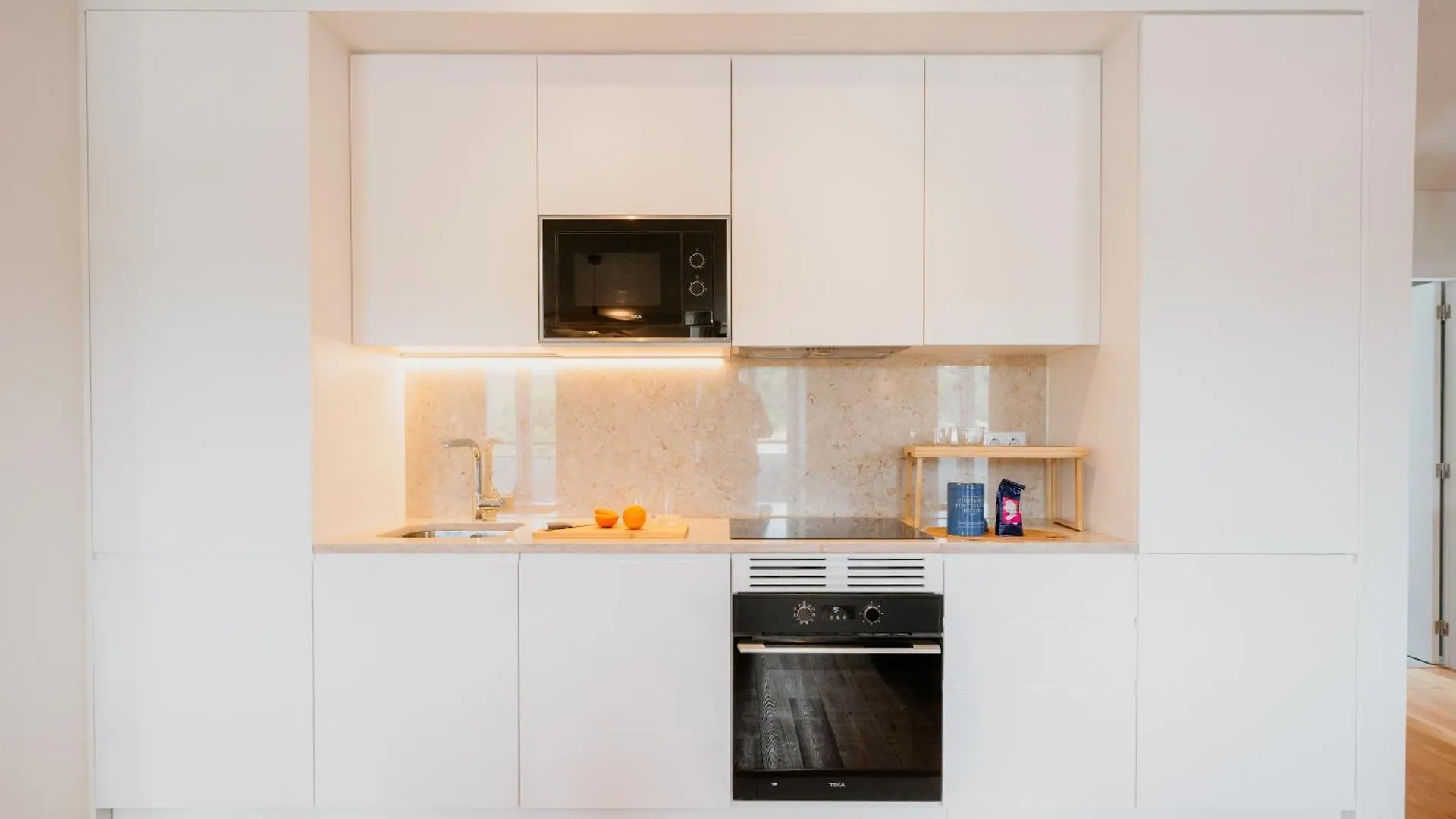 Apartment Mary Orange - No 236 2E - Stylish One-Bedroom Escape Lissabon Portugal